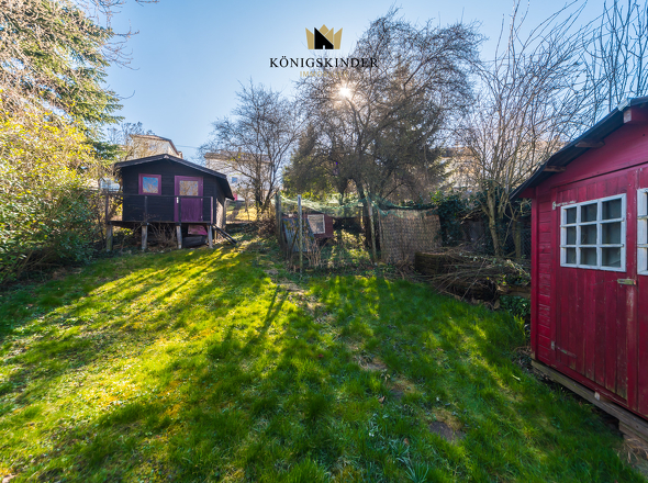 Garten mit insgesamt 3 Gartenhäuschen