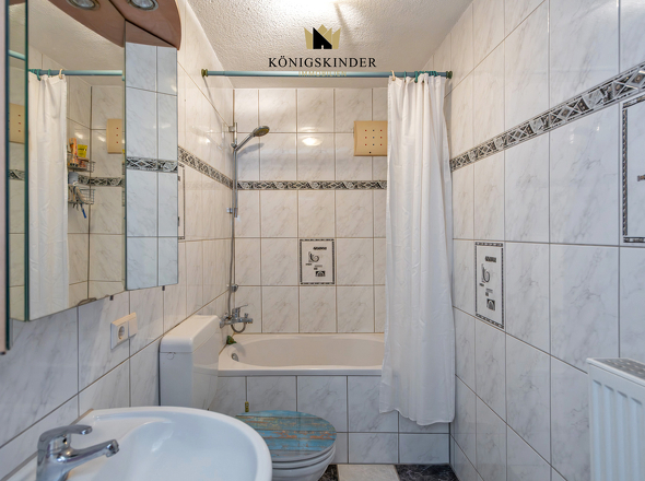 ...mit kompaktem Bad..