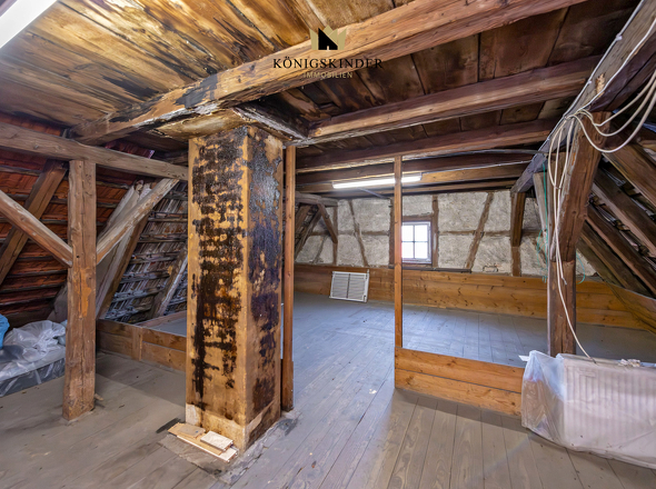 Darüber im Dachboden ist ein Ausbau möglich