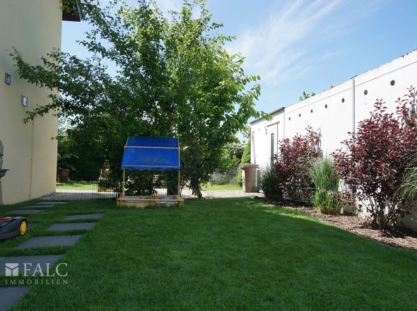 Garten mit Garage hinten rechts