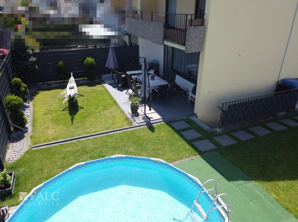 Pool mit Terrassenbereich