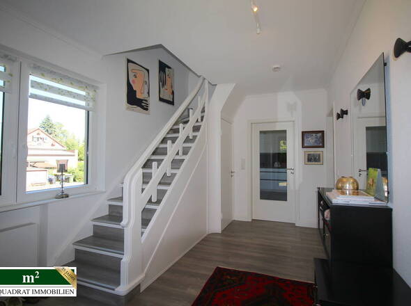 Eingangsbereich und EG-Flur mit DG-Treppe