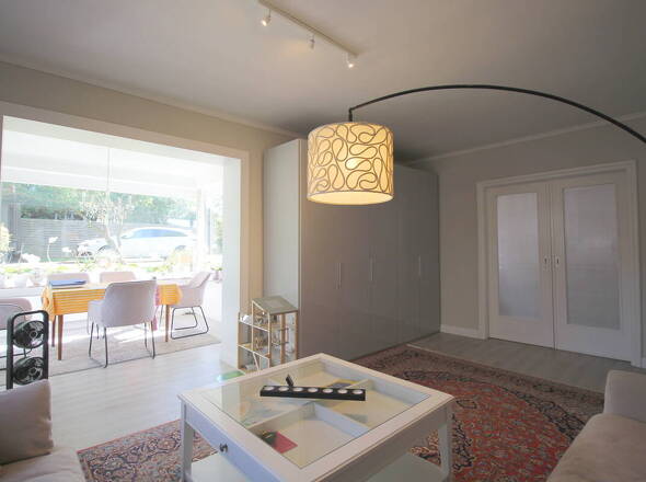 Wohnzimmer mit Wintergarten- u. Schlafzimmerzugang