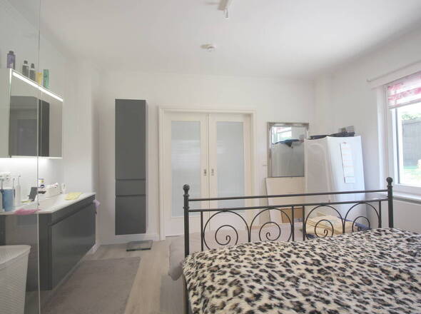 Modernes Schlafzimmer separierbar mit hist. Doppeltür