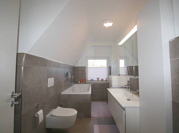 Hochwertiges Bad mit Wannen-Whirlpoolfunktion DG