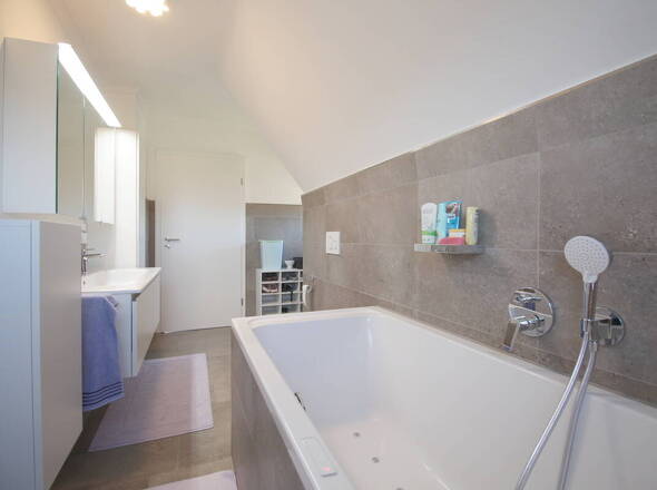 Badezimmer DG aus Wannenperspektive