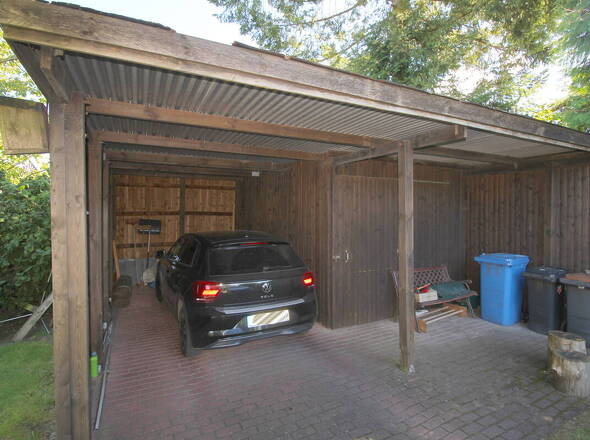Geräumiges Carport u. abschließbarer Werkstattbereich