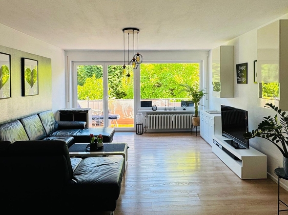 Wohnzimmer mit Ost-Balkon