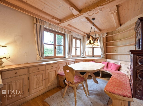 Essbereich mit Kachelofen