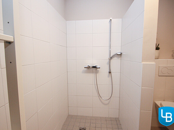 ..mit bodentiefer Dusche