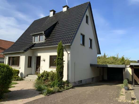 Vorderansicht mit Zuwegung und Garage