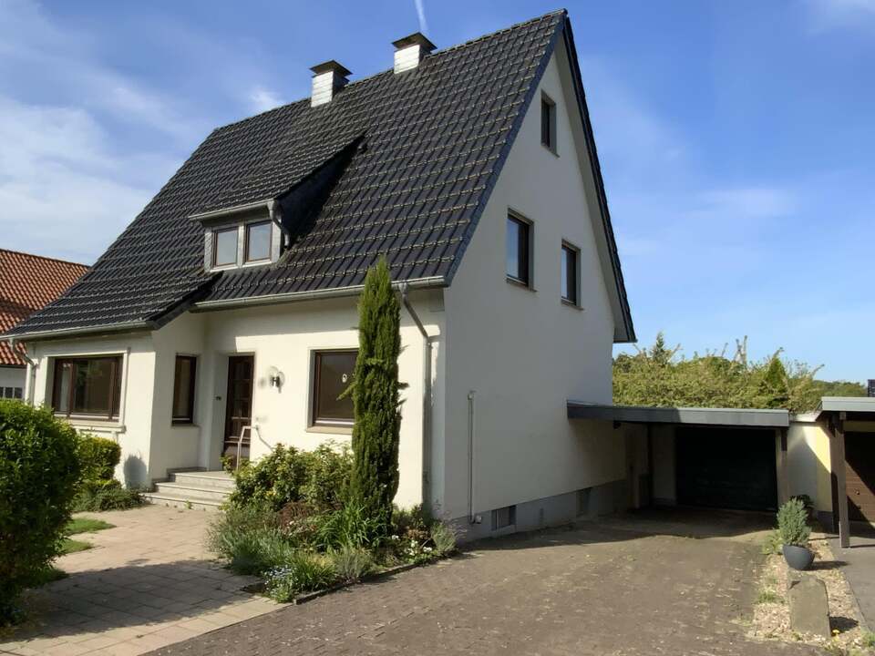 Vorderansicht mit Zuwegung und Garage