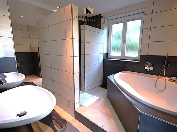 ..direkt daneben das exclusive Bad