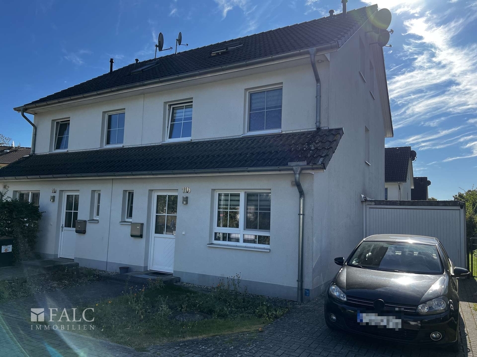 Straßenfront mit Garage