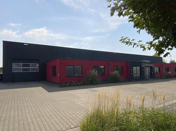 linke Seite mit Rolltor  3:2