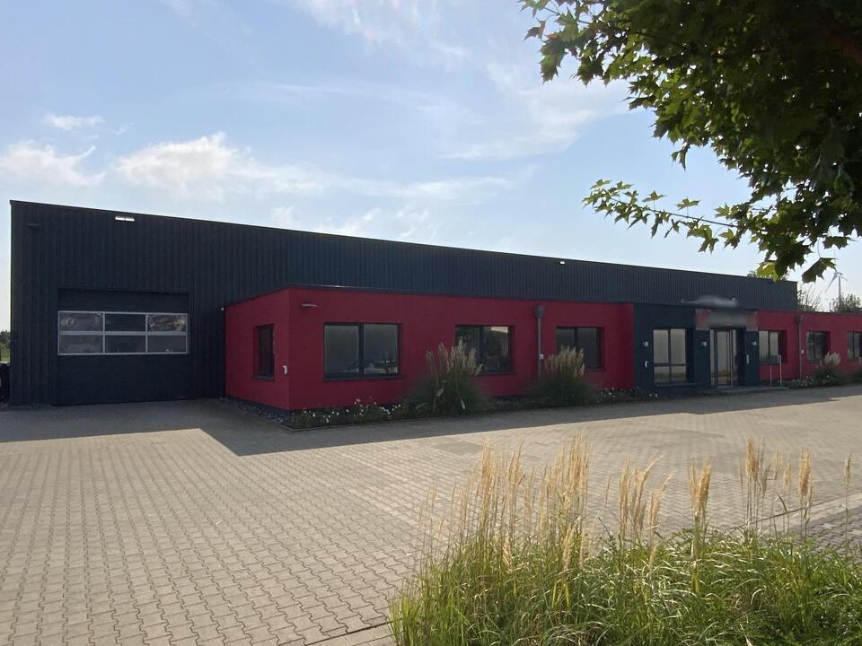 linke Seite mit Rolltor  3:2