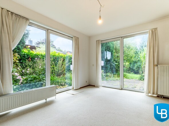 Blick auf die Terrasse und in den Garten