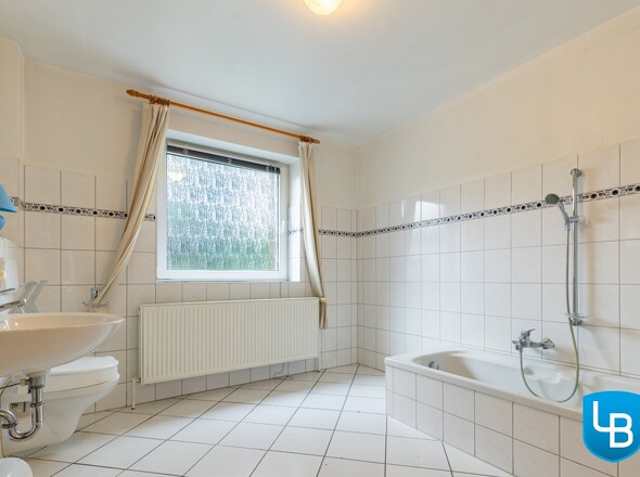 Helles Vollbad mit Tageslicht