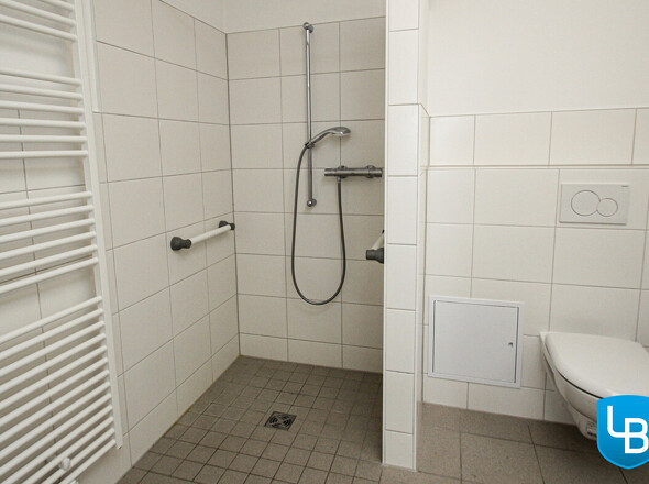 ..mit bodentiefer Dusche