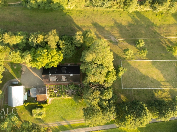 Haus und Reitplätze