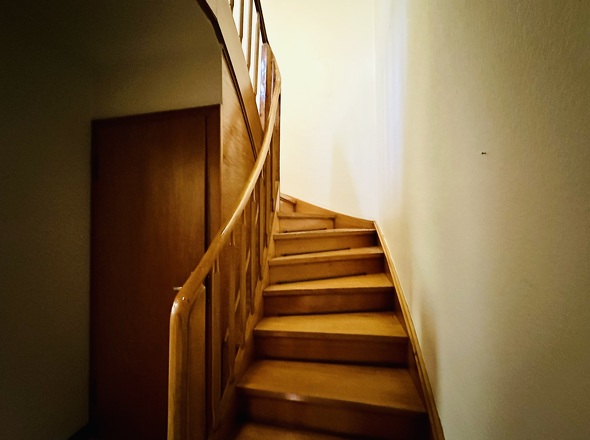 Treppenaufgang ins Obergeschoss