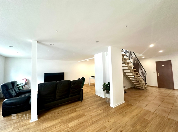 Flur mit Blick zur Treppe ins OG