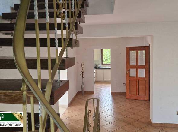 Flur mit Treppe zum 1 OG