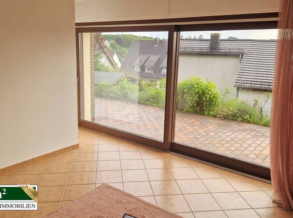 Zimmer 1 mit Schiebetür zur Terrasse 