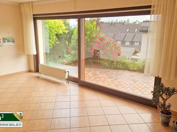 Zimmer 2 mit Schiebetür zur Terrasse 