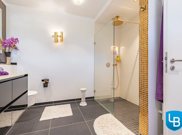 Mit ebenerdiger Dusche