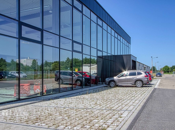 Parkplätze vor dem Gebäude