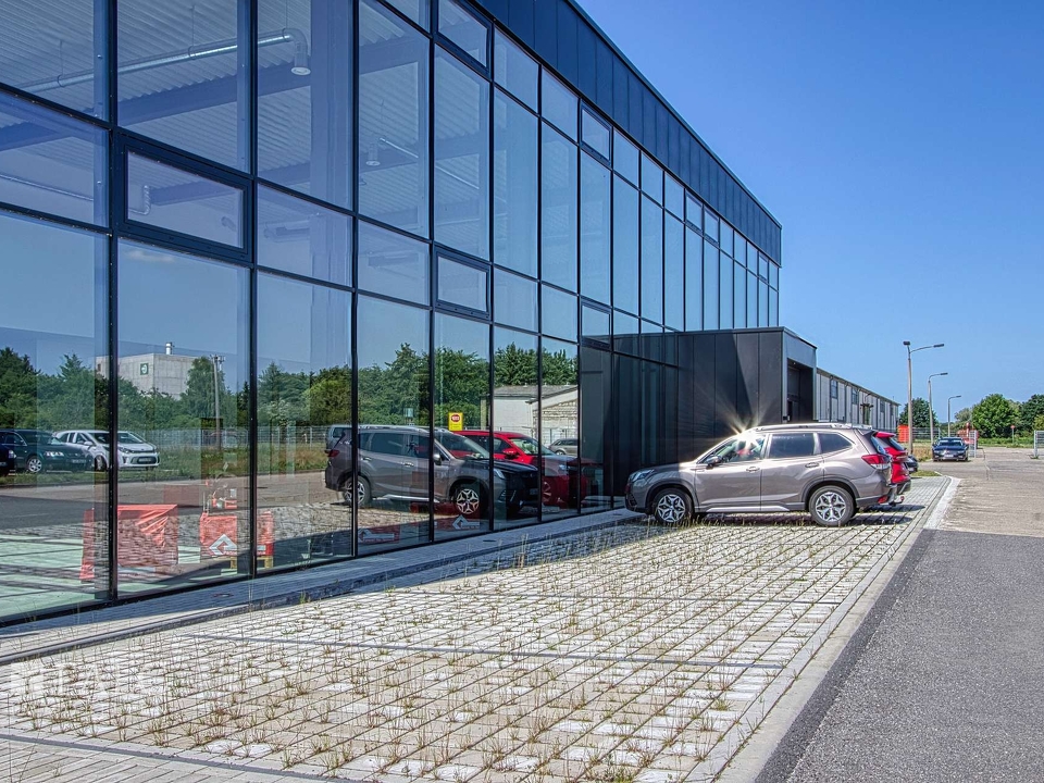 Parkplätze vor dem Gebäude