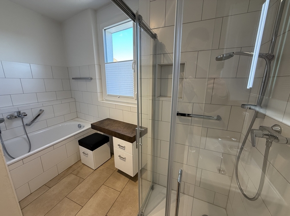 Hauptbad m. Dusche  Wanne