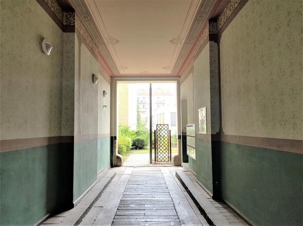 Durchgang zum Wohnhaus