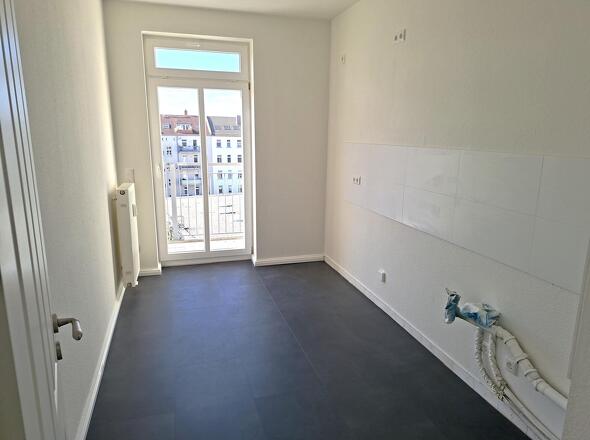 Küche mit Zugang zum Balkon und WM Anschluss