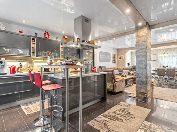 Küche und Wohnzimmer