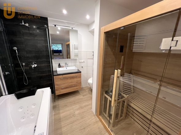 Badezimmer mit Sauna UG