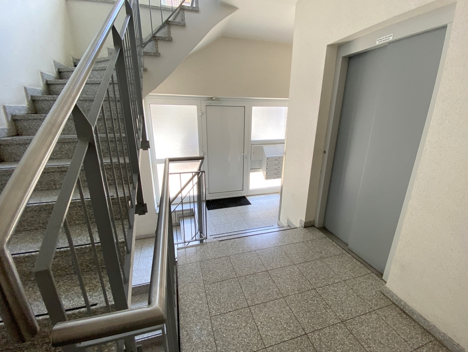 Modernes Treppenhaus mit Lift