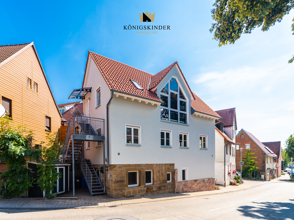 Frontseite mit Treppenzugang DG-Whg.