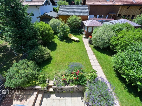 Blick vom Balkon in den Garten