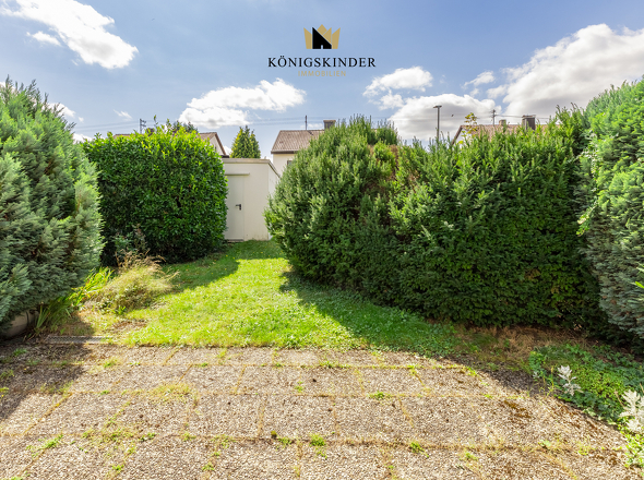 Grüner Rückzugsort hinter dem Haus