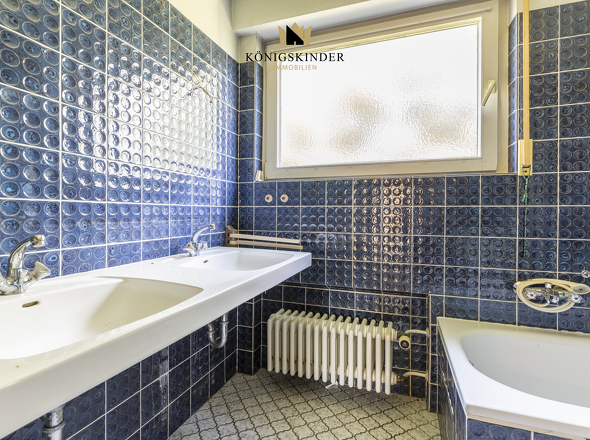 Familienbad mit Badewanne und Dusche