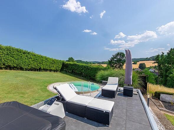 Sonnendeck mit Pool & Whirlpool/Jacuzzi