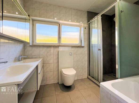 Badezimmer mit Dusche und Badewanne