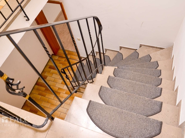 Treppe zum Untergeschoss