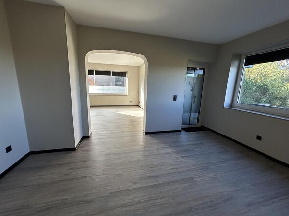 Esszimmer mit Zugang zur Terrasse