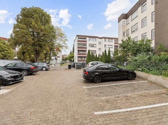 Hof mit Stellplätzen