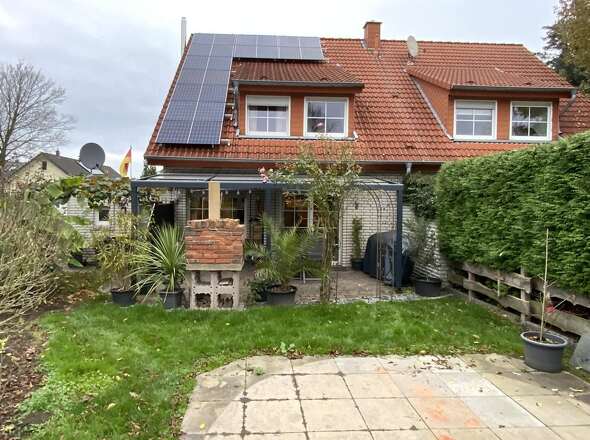 Blick vom Garten auf die überdachte Terrasse  3:2