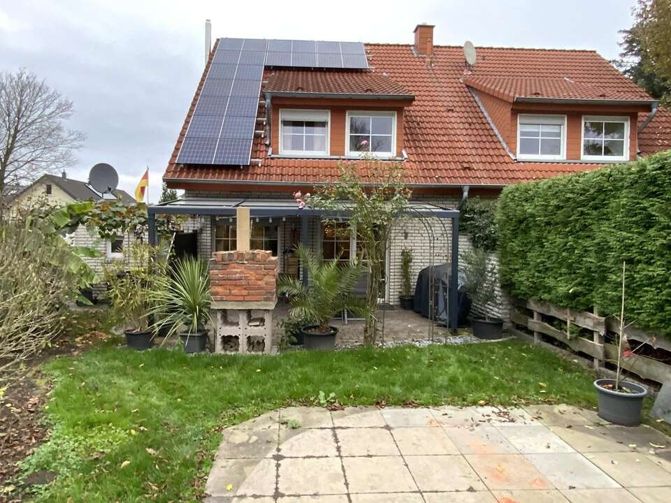 Blick vom Garten auf die überdachte Terrasse  3:2