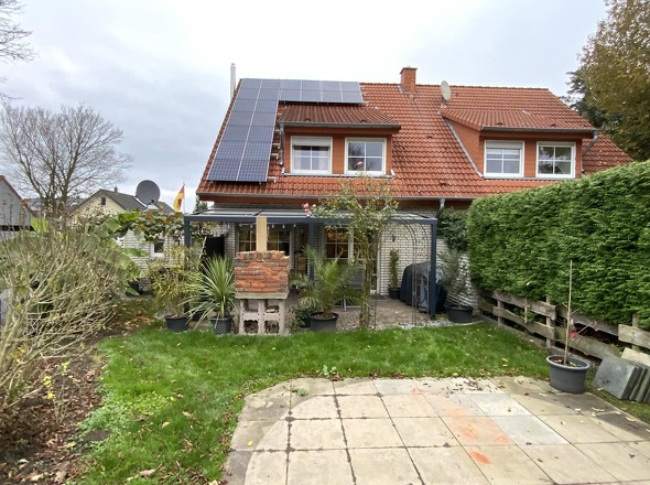 Blick vom Garten auf die überdachte Terrasse